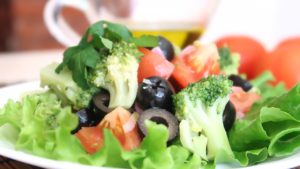 Салат овощной с брокколи