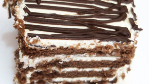 Шоколадный торт без выпечки из печенья