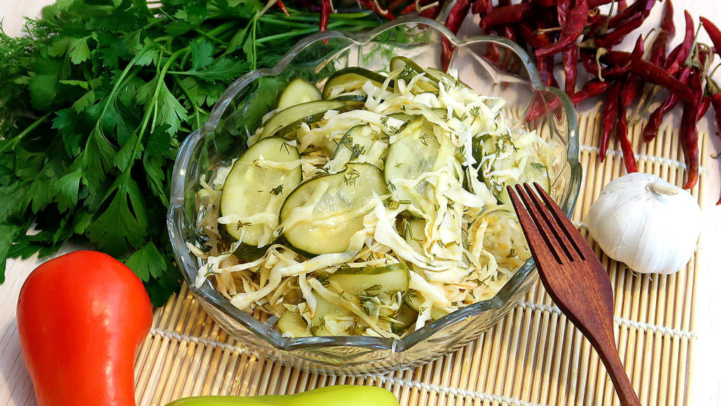 Салат из банальной капусты с огурцами